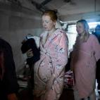 Un grupo de mujeres embarazadas son trasladadas al s&oacute;tano del hospital.