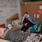 Mujeres embarazadas esperan, en presencia de una enfermera, al momento del parto.