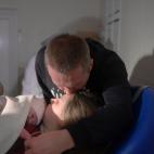 El marido de Aleina la besa tras dar a luz.