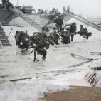 Saint-Aubin-sur-Mer, en Francia. En la imagen antigua, el ejército británico en el desembarco.