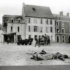 Una vista de la plaza del mercado en Trevieres, Francia. El cuerpo de un soldado alemán, en medio de la plaza.