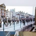 Una vista de la orilla del mar en Weymouth, Inglaterra. Tropas estadounidenses en la explanada en Weymouth en su camino a embarcarse en los buques con destino a la playa de Omaha