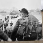 Una vista del paseo marítimo en La Breche, Francia. En la imagen antigua, soldados británicos