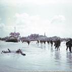 Una vista del paseo marítimo y la playa Bernieres- sur-Mer, Francia. Las tropas de la tercera división de infantería canadiense durante la operación.