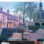 Una vista general de una calle en Moreton-in-Marsh, Inglaterra. En la imagen antigua, la plaza del pueblo con suministros y municiones destinados a la inminente operación.