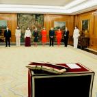 MADRID, 12/07/2021.- El presidente del Ejecutivo, Pedro Sánchez (d), junto a los miembros que conforman su nuevo equipo de Gobierno, durante el acto de toma de posesión de los nuevo nombramientos que tiene lugar este lunes en el Palacio de La ...