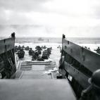 El desembarco de infantería y divisiones aliadas comenzó a las 06:30 de la mañana, bajo intenso fuego enemigo. Para facilitar la invasión, habían dividido la costa en distinta splayas: Omaha, Juno, Utah, Gold y Sword.