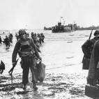 Las peores bajas las sufrieron en Omaha, donde los aviones no habían podido despejar el camino por las nubes bajas que impedían una buena visibilidad y donde el terreno elevado puso en situación especialmente vulnerable a las tropas en el agu...