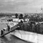 Tropas canadienses de la 3ª división desembarcan sus bicicletas frente a la playa Juno.