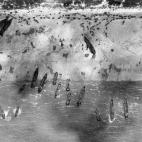 Fotografía sin fechar facilitada por el Ministerio de Defensa Británico que muestra a varias tropas desembarcando en el Día-D en la playa Sword. Esta imagen se tomó desde un avión Mustang del segundo escuadrón, y muestra los obstáculos qu...