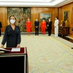 MADRID, 12/07/2021.- La nueva ministra de Transportes, Movilidad y Agenda Urbana, Raquel Sánchez, promete su cargo ante el Rey Felipe VI en un acto celebrado este lunes en el Palacio de La Zarzuela, en Madrid. EFE/Ballesteros POOL