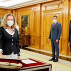 MADRID, 12/07/2021.- El rey Felipe VI (d) y el presidente del Ejecutivo, Pedro Sánchez (2d), observan a la vicepresidenta primera y ministra de Asuntos Económicos y Transformación Digital, Nadia Calviño (i), durante el acto de toma de poses...
