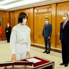 MADRID, 12/07/2021.- El rey Felipe VI (d) y el presidente del Ejecutivo, Pedro Sánchez (2d), observan a la nueva ministra de Ciencia e innovación, Diana Morant, durante el acto de toma de posesión de los nuevos nombramientos que tiene lugar ...