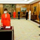 MADRID, 12/07/2021.- La nueva ministra de Política Territorial y portavoz del Gobierno, Isabel Rodríguez, promete su cargo ante el Rey Felipe VI en un acto celebrado este lunes en el Palacio de La Zarzuela, en Madrid. EFE/Ballesteros POOL