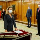 La nueva ministra de Transportes, Movilidad y Agenda Urbana, Raquel S&aacute;nchez, promete su cargo ante el Rey Felipe VI en un acto celebrado este lunes en el Palacio de La Zarzuela, en Madrid.