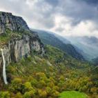 Aunque parezca un paisaje sacado de una escena de Jurassic Park, está en España, concretamente al este de Cantabria. El precioso sendero que comienza en la localidad de Socueva lleva hasta la cascada en poco más de una hora. El Nacimiento del...
