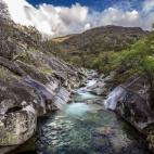 Son muchas las rutas que se pueden hacer por el extremeño Valle del Jerte y ninguna decepciona. La Ruta de Los Pilones es una ruta breve, bien señalizada, que lleva hasta la espectacular Garganta de los Infiernos. Las curiosas formaciones roco...