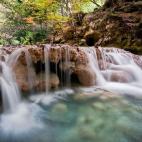 A los pies de la Sierra de Urbasa, en Navarra, se encuentra el nacimiento del río Urederra, un rincón idílico escondido entre hayas. Sus aguas de color azul turquesa, muy difíciles de ver en otros ríos, son sólo una de las excusas para acu...