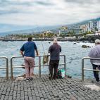 En Tenerife, con una situaci&oacute;n epidemiol&oacute;gica peor que el resto, las comidas y cenas de Navidad se reducen a seis personas en los d&iacute;as 24, 25, 31 y 1, y el toque de queda se adelanta a las 22.00 horas. En el resto de islas, ...