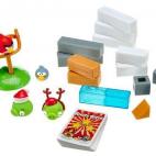 Los Angry Birds se desvirtualizan y después de peluches, juegos de mesa, camisetas o despertadores se pasan al calendario de Adviento. En él hay 24 figuras que se van montando poco a poco para poder jugar el día 25. Puedes encontrarlo en Ama...