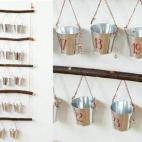 Sencillo pero efectivo: cubitos de latón y ¡un palo! De hecho, cinco palos y 24 cubos donde se pueden esconder regalitos. Perfecto para la cocina y de los pocos que se pueden utilizar durante el año: no es demasiado navideño y puede resultar...