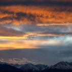 Cumbres de montañas nevadas al atardecer, en la ciudad austríaca de Innsbruck.