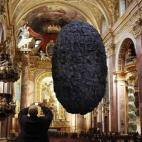 Un hombre fotografía la obra de arte titulada To be in Limbo [Estar en el limbo] en la iglesia jesuita de Viena. La escultura, que mide ocho metros y pesa 700 kg, ha sido creada por el grupo Steinbrenner/Dempf & Huber en homenaje a las piedras ...
