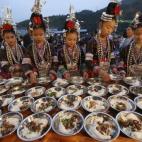 Estas niñas pertenecientes a la minoría étnica Dong posan con los vestidos tradicionales frente al desayuno que tomarán antes de participar en la competición coral Kam Grand Choir en la provincia de Guizhou (China), que durará dos días.