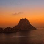 ¿Qué hay mejor que una puesta de sol en una cala con el mar Mediterráneo a tus pies? Está hecho: compra una buena botella de vino, dos copas y pon rumbo a esta cala ibicenca. Y si es con algo de música de fondo, aunque sea en tu móvil, lo ...