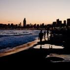 Si bien Benidorm tiene dos grandes playas, la de Levante y la de Poniente, los atardeceres más increíbles se los queda esta última. De fácil acceso desde el paseo marítimo, esta playa de más de tres kilómetros de extensión es perfecta pa...