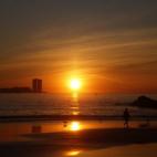 A apenas cinco kilómetros de la ciudad de Vigo se encuentra Toralla, una pequeña isla habitada en la que puedes ver puestas de sol como esta. Ya sabes lo que toca: ¡vino de las Rias Baixas y a gozar! Seguro que tu pareja (o candidato/a) te ag...