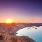 Esta espectacular formación rocosa es conocida por algunos como el “Cañón del Colorado español”, según cuenta Juan. Desde luego, el lugar merece mención y fotografía, y es que cuando compartáis esas fotos en pareja en un sitio así, ...