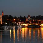 Pocos lugares hay en España tan románticos como el sevillano Puente de Triana... Y pocos momentos hay en Sevilla tan románticos como ver la puesta de sol en dicho puente. La Giralda, la Real Maestranza y la Torre del Oro se iluminarán con lo...