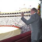 Don Juan Carlos ha elegido la madrileña plaza de toros para hacer su primera aparición 'en público' y ante los ciudadanos. Allí ha presidido, como todos los años, la corrida de la Benificencia. El origen de este festejo se remonta a media...