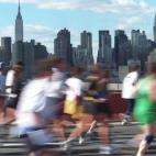 Es sin duda la carrera popular más multitudinaria del mundo. La recientemente galardonada con el Príncipe Asturias de los Deportes, es la meta que muchos aficionados quieren conseguir. Y no es para menos, ya que recorrer la ciudad de los rasca...