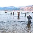 Esta dura competición, que se divide en tres días, no es apta para todos los públicos ni corredores. La primera jornada consta de 10 km nadando y 145 km en bicicleta; en la segunda, se recorren 275 km en bici; y el último día se deben corre...