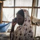 Khadija tomó prestado un teléfono para llamar a su padre. El día que se hizo esta fotografía, la red no funcionaba y no pudo comunicarse con él