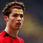 Empezaba a nacer una estrella del f&uacute;tbol y su imagen distaba mucho de la actual. Con el pelo rizado, en el campo de juego le gustaba sujetarlos con una diadema.