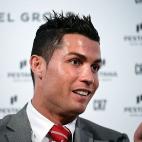 El corte era discreto y la forma de peinarlo también.