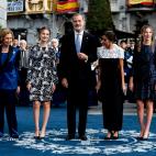 Los reyes, la princesa de Asturias, la infanta Leonor y la reina Sof&iacute;a, instantes antes de entrar al Teatro Campoamor