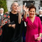 María Pages y Carmen Linares, a su llegada