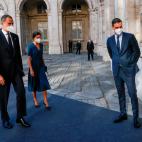 MADRID, 15/07/2021.- Los reyes Felipe y Letizia son recibidos por el presidente del Gobierno, Pedro S&aacute;nchez (d), a su llegada al acto de homenaje de estado a las v&iacute;ctimas de la pandemia de la covid-19 y de reconocimiento al persona...
