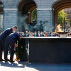 MADRID, 15/07/2021.- Los reyes Felipe y Letizia realizan una ofrenda floral ante el pebetero instalado en el Patio de la Armería del Palacio Real duranta el acto de homenaje de estado a las víctimas de la pandemia de la covid-19 y de reconocim...