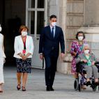 MADRID, 15/07/2021.- El presidente del Gobierno, Pedro Sánchez, junto a Araceli Hidalgo (d), la mujer de 97 años que el pasado 27 de diciembre se convirtió en la primera persona vacunada en España, durante el acto de homenaje de estado a las...