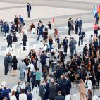 Asistentes al acto de homenaje de estado a las v&iacute;ctimas de la pandemia de la covid-19 y de reconocimiento al personal sanitario, este jueves en la Plaza la Armer&iacute;a del Palacio Real, en Madrid.