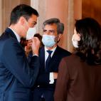 El presidente del Gobierno, Pedro S&aacute;nchez (i) conversa co el presidente del Consejo General del Poder Judicial (CGPJ), Carlos Lesmes (c), y la ministra deJusticia, Pilar Llop, antes del inicio del acto de homenaje de estado a las v&iacute...