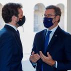 El presiente de la Xunta de Galicia, Alberto N&uacute;&ntilde;ez Feijoo (d), conversa con el l&iacute;der popular, Pablo Casado, antes del inicio del acto de homenaje de estado a las v&iacute;ctimas de la pandemia de la covid-19 y de reconocimie...