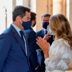 El presidente de Andaluc&iacute;a, Juanma Moreno, conversa con la vicepresidenta segunda y ministra de Trabajo y Econom&iacute;a Social, Yolanda D&iacute;az P&eacute;rez, a su llegada al acto de homenaje de estado a las v&iacute;ctimas de la pan...