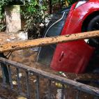 Un coche, destrozado por las riadas en Euskirchen, Alemania