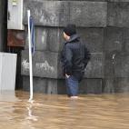 El agua llega a las rodillas de un hombre en Lieja, B&eacute;lgica